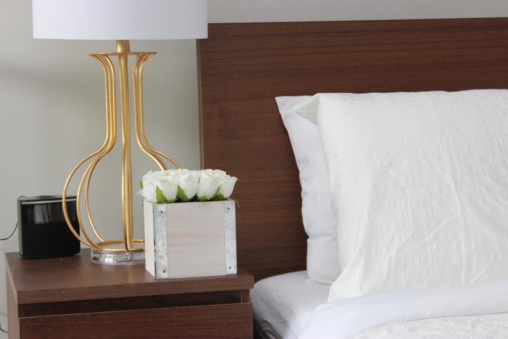 Atlas Suites- Furnished Apartments-College Street, Торонто Экстерьер фото