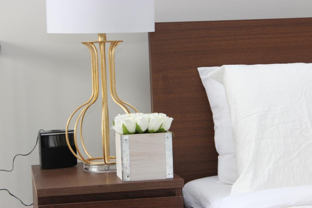 Atlas Suites- Furnished Apartments-College Street, Торонто Экстерьер фото